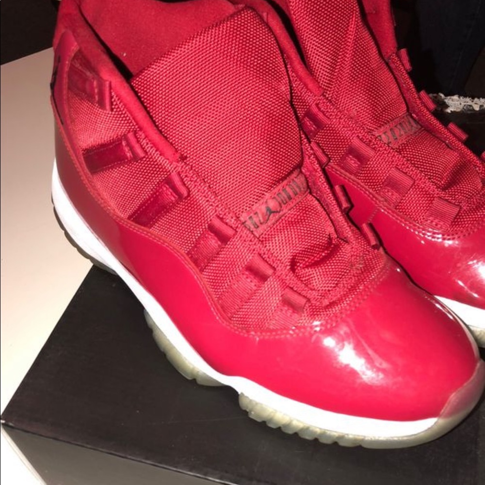 Air Jordan 11  Red